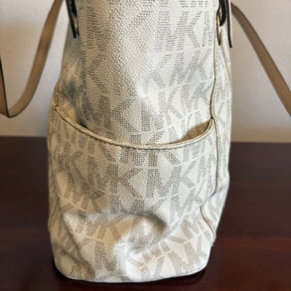 Michael Kors Jet Set Tote - Picture 3 of 8